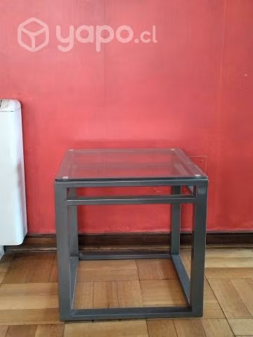 Mesa auxiliar de metal y vidrio. - Imagen 3
