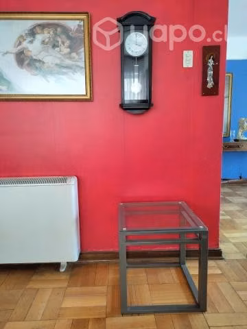 Mesa auxiliar de metal y vidrio.