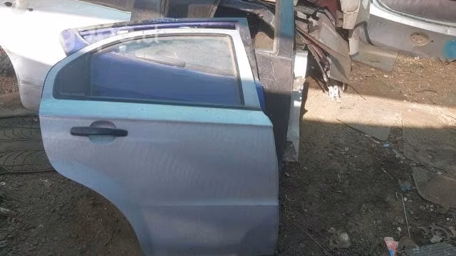 Puerta trasera derecha chevrolet aveo sedan orig