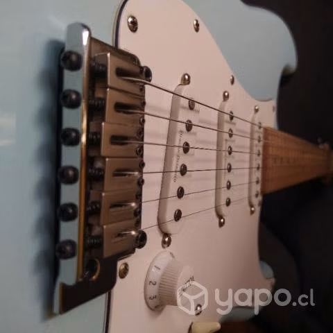 Guitarra Squier Stratocaster Deluxe + Laney LG20R