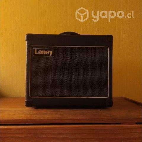 Guitarra Squier Stratocaster Deluxe + Laney LG20R