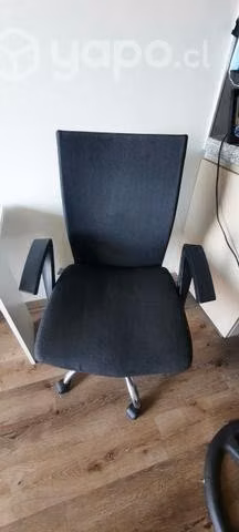 Mesa de escritorio y sillas