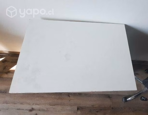 Mesa de escritorio y sillas