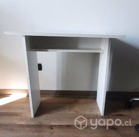 Mesa de escritorio y sillas
