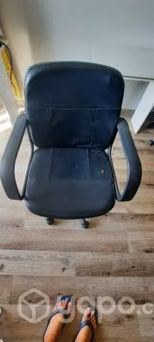 Mesa de escritorio y sillas