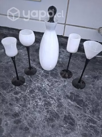 Set cuatro copas y una botella aperitivo/najativo