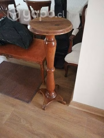 Pedestal antiguo muy lindo de excelente madera