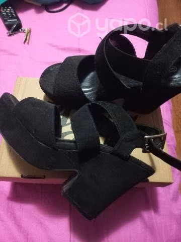 Tacones negros