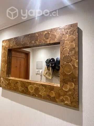 Baúles de Indonesia y espejo de madera