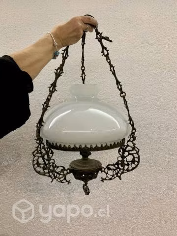 Lámpara colgante antigua de fierro y tulipa. Hay 2
