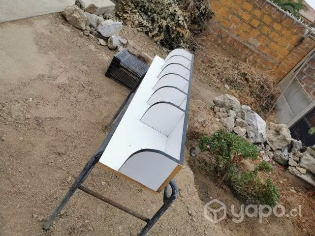 Mueble - Repisa de melamina usada