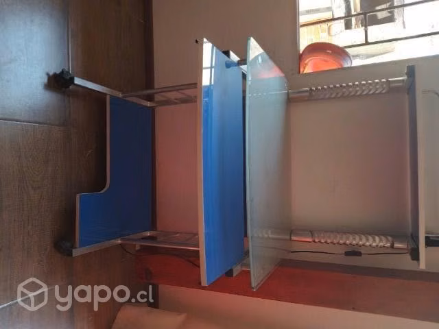 Escritorio con cubierta de vidrio y lampara
