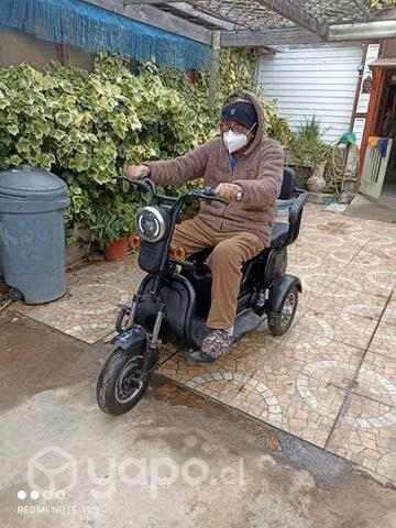 Triciclo adulto.semi nuevo eléctrico