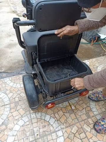 Triciclo adulto.semi nuevo eléctrico