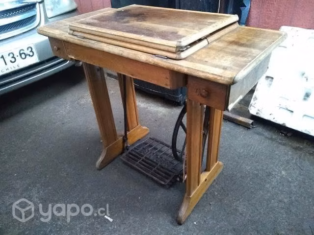 Antigua maquina de coser marca ALPES