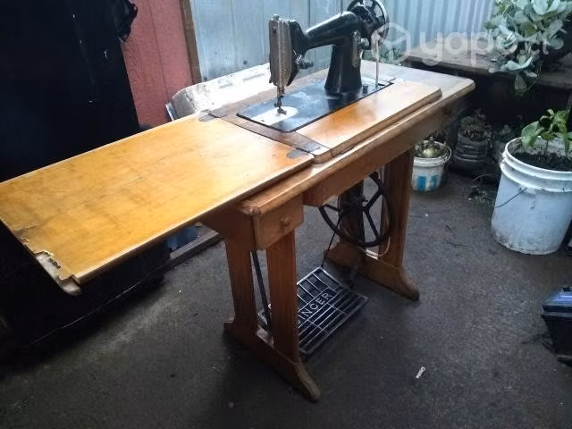 Antigua maquina de coser marca ALPES
