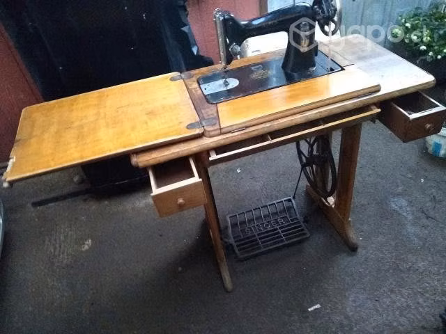 Antigua maquina de coser marca ALPES