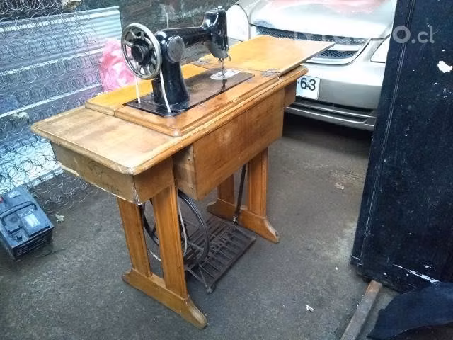 Antigua maquina de coser marca ALPES
