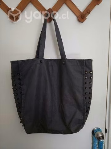 Cartera con tachas
