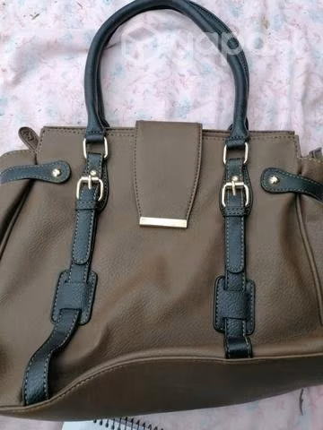 Cartera de cuero café, NUEVA.