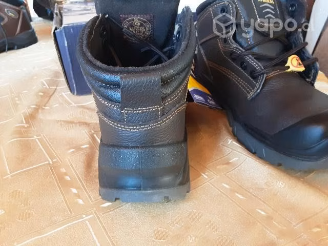 Zapatos de seguridad nuevos,marca Treck. Talla 40