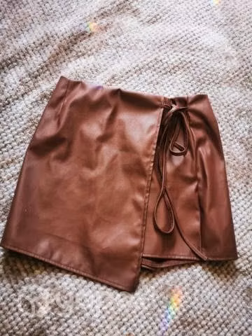 Falda short Ecocuero
