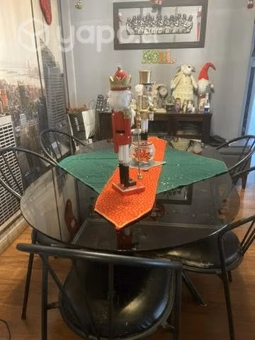 Mesa con sillas - Imagen 2