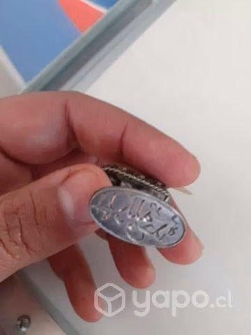 Garra de león engarzada en un sello d plata y oro