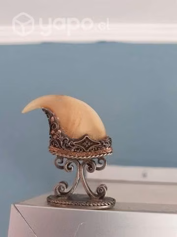Garra de león engarzada en un sello d plata y oro