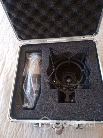 Micrófono de Condensador AKG P220 (incluye araña)