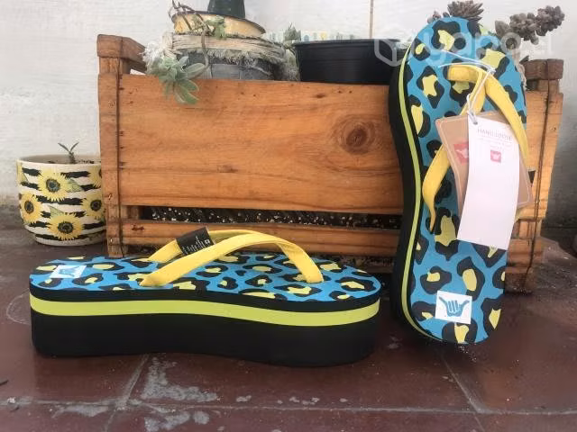Chalas Hang Loose nuevas. Talle 36