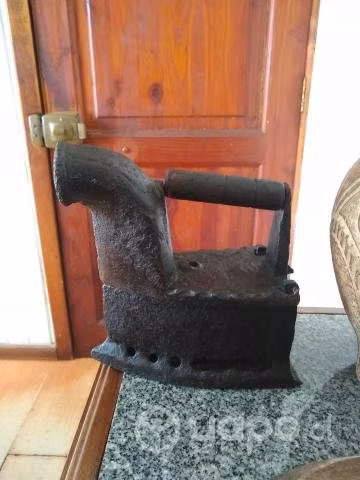Antigua plancha carbón fierro fundido