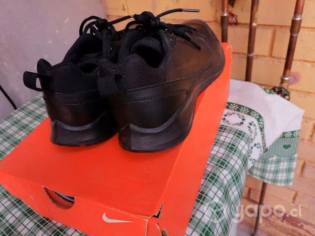 Zapatillas nike casi nuevas negras - Imagen 2