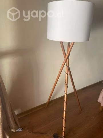 Lampara pie tri madera