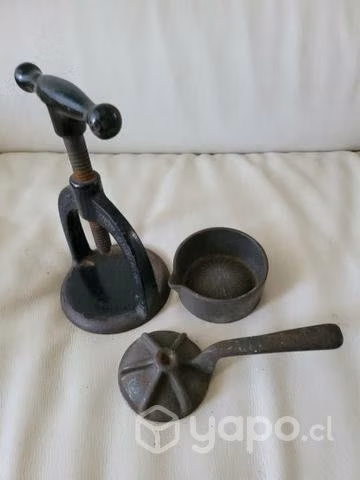 Exprimidor antiguo de fierro fundido