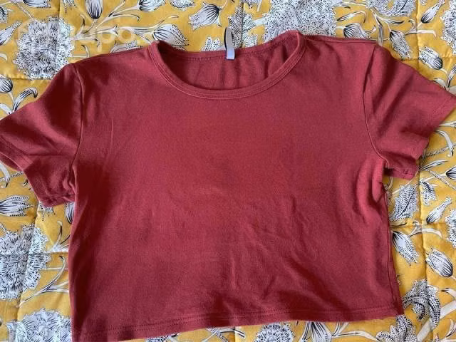 Polerita (dice XL) pero es como M ( tipo Crop top