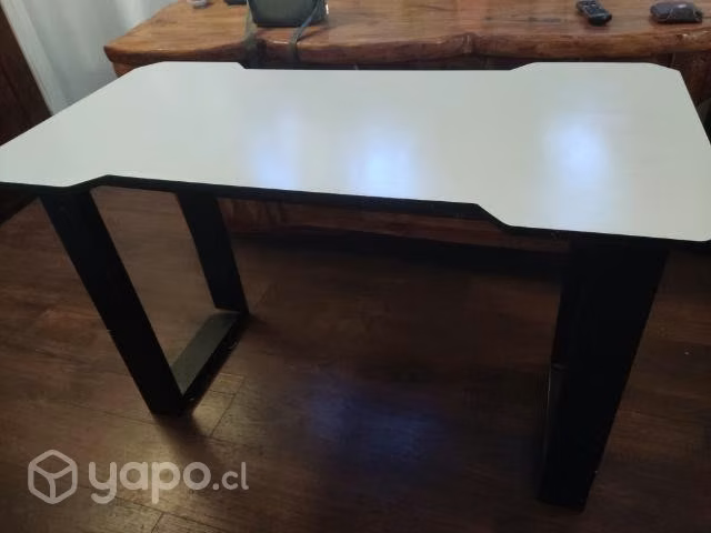 Escritorio gamer conversable