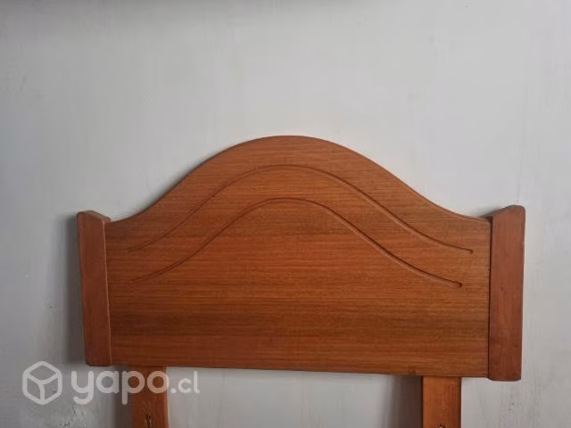 Respaldo de caoba para cama de plaza y media
