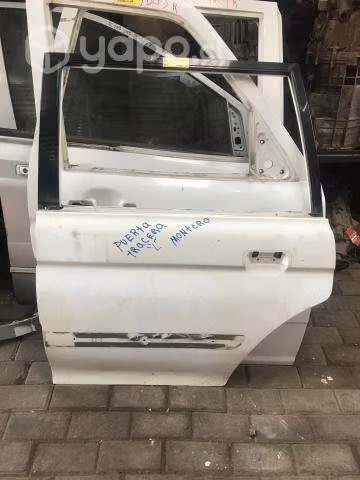 Puerta trasera izquierdaa Mitsubishi Montero Sport