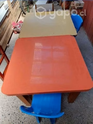 2 mesitas y 4 silleta de niños