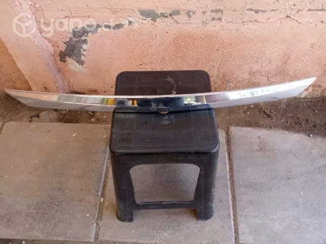 Moldura trasera tapamaleta Nissan Sentra