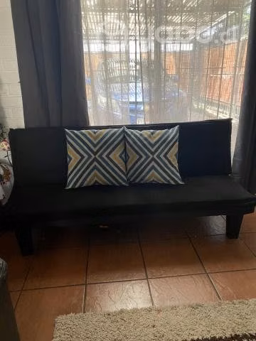 Futón negro de felpa