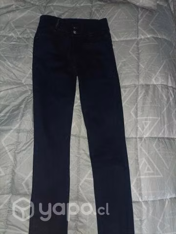 Jeans talla 44 y bolso de cuero.