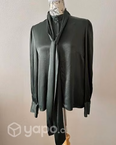 Blusa con lazo satinada