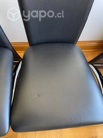 Comedor con mesa de vidrio y 6 sillas Buen estado