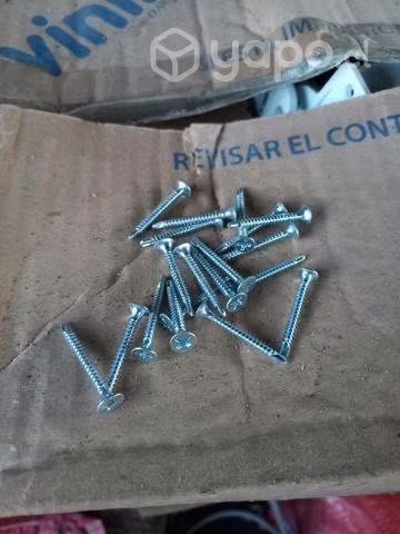 Adhesivo de montaje y tornillos