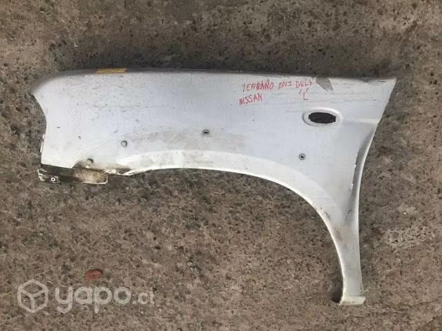 Tapabarro delantero izquierdo c/detalle Nissan Ter
