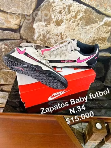 Zapatos de fútbol y baby fútbol