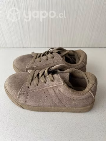 Zapatilla de color beige
