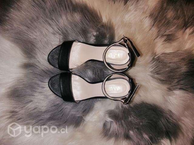 Tacones negros - Imagen 2